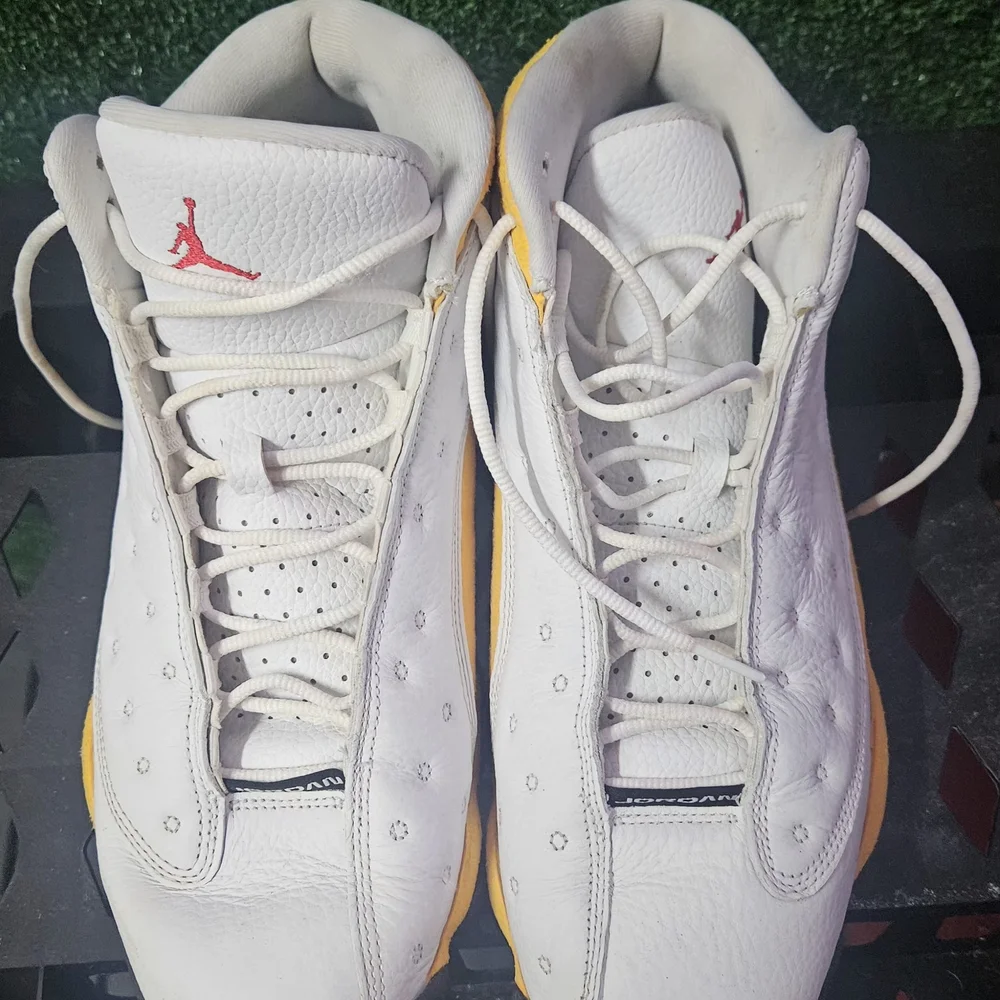 Jordan Athletic Shoes White and Yellow - Picture 5 of 5